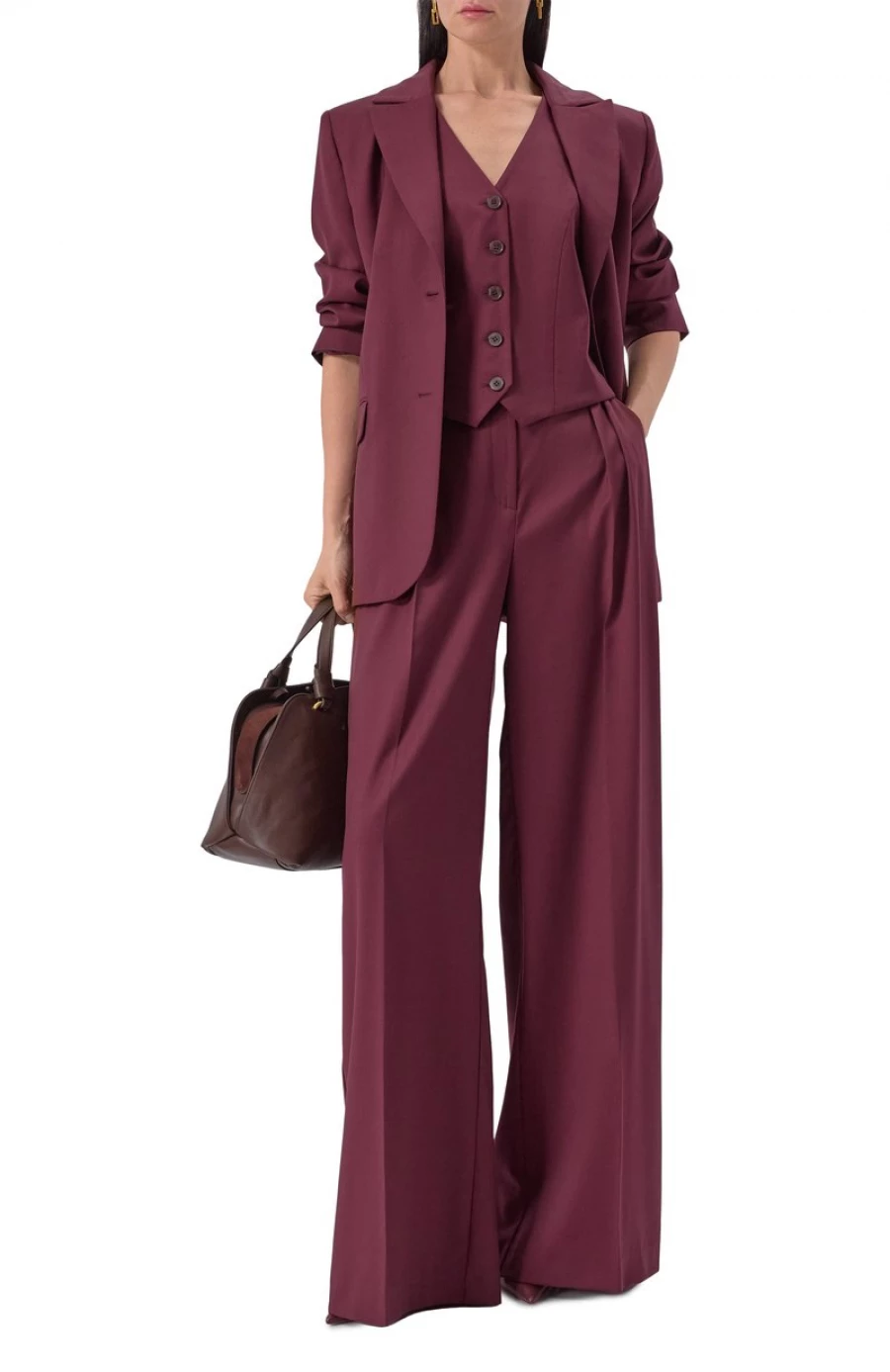 Бордовый жилет, 34 000 рублей.