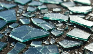 Разбитое стекло. Осколки.