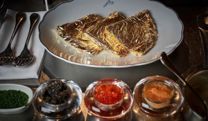 Блины с золотом и икрой.