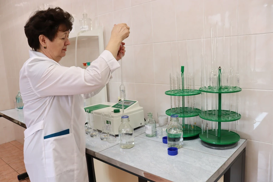 Лаборант за работой.