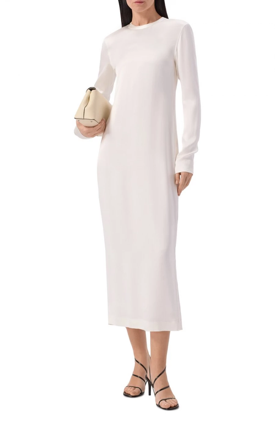 Платье простого кроя, 95 900 рублей.