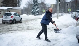 Мэр Курска убирает снег.