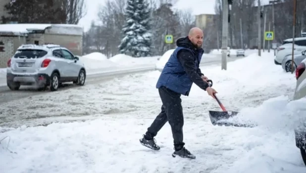 Мэр Курска убирает снег.