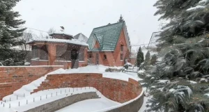 Особняк «из лихих 90-х» продается в Барнауле за 43,5 млн рублей.