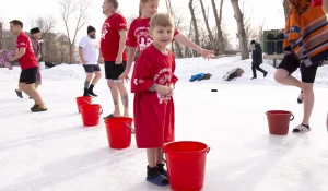 Барнаульцы устроили массовое обливание холодной водой.