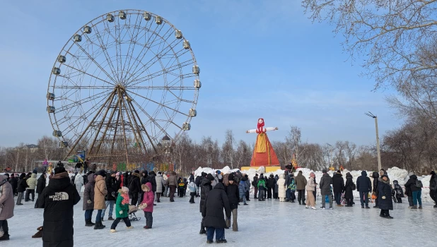 В парке «Арлекино» барнаульцы встретили весну и проводили зиму.