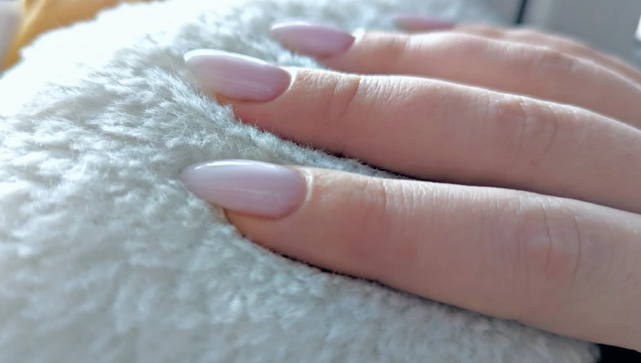 Ногти. Маникюр. Женская рука. 