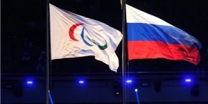 Паралимпийский флаг и флаг РФ. 