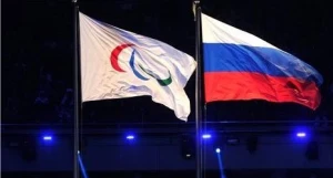Паралимпийский флаг и флаг РФ. 