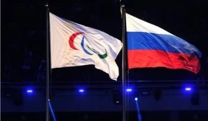 Паралимпийский флаг и флаг РФ. 