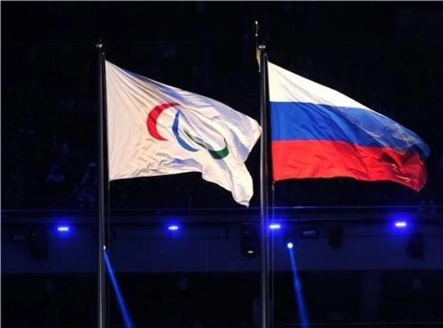 Паралимпийский флаг и флаг РФ. 