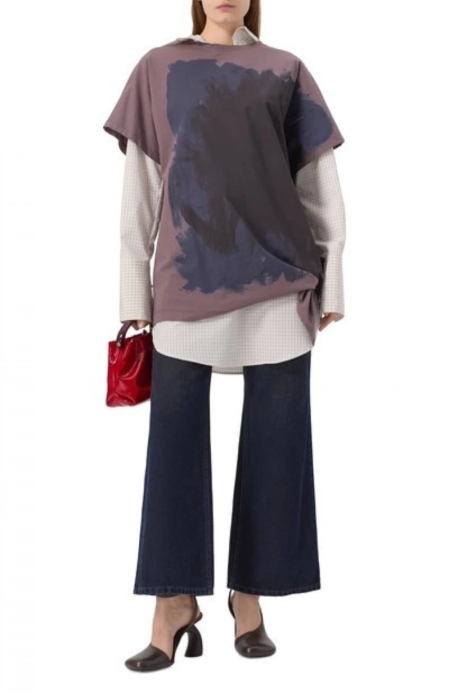 Джинсы темно-синие, 47 100 рублей.