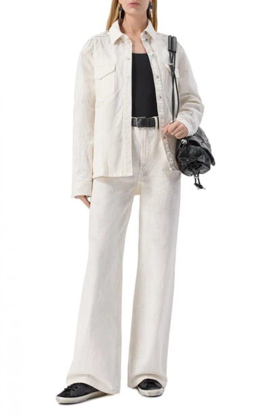 Свободные белые джинсы, 37 350 рублей.