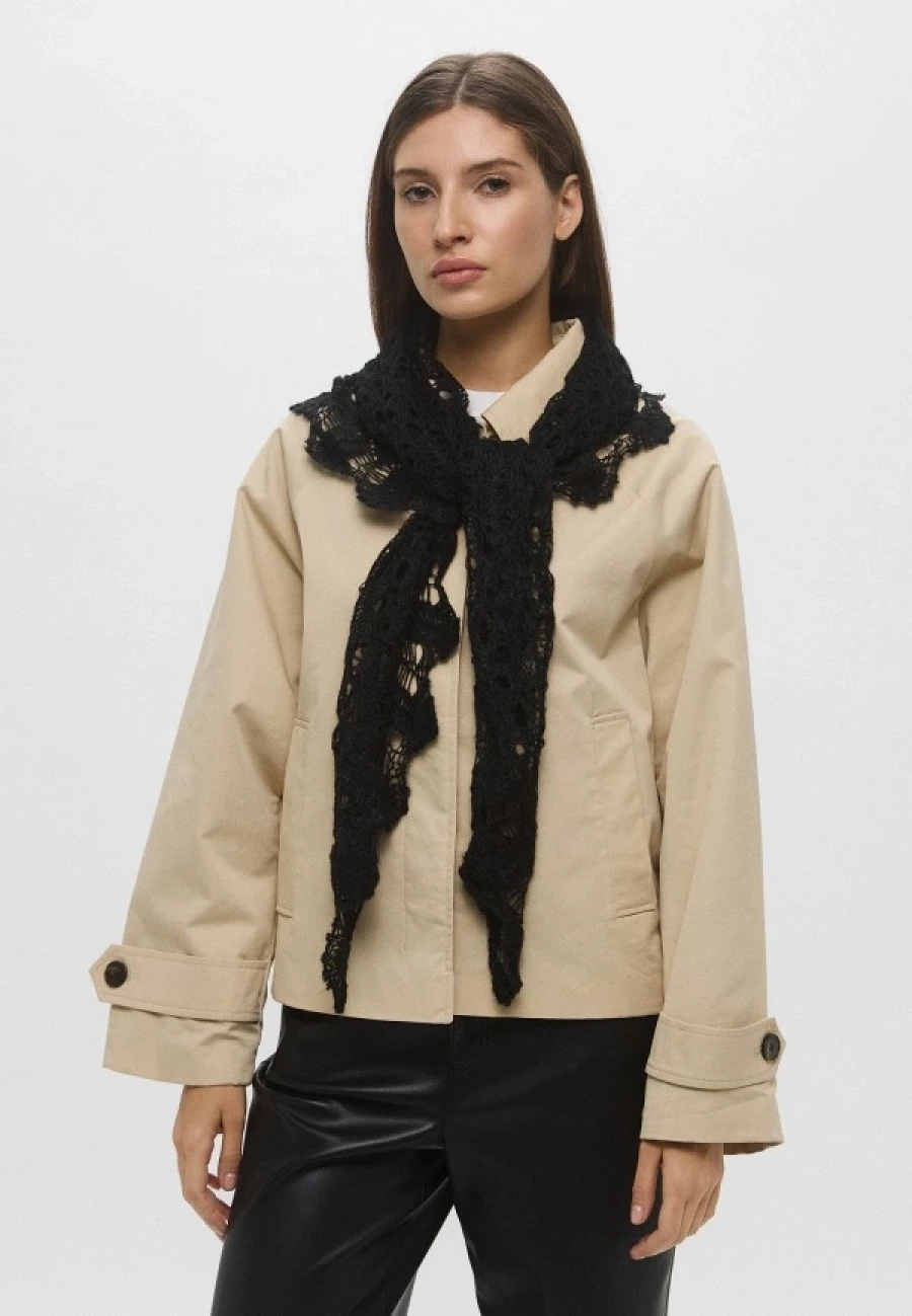 Косынка кружевная, 2 024 рубля.