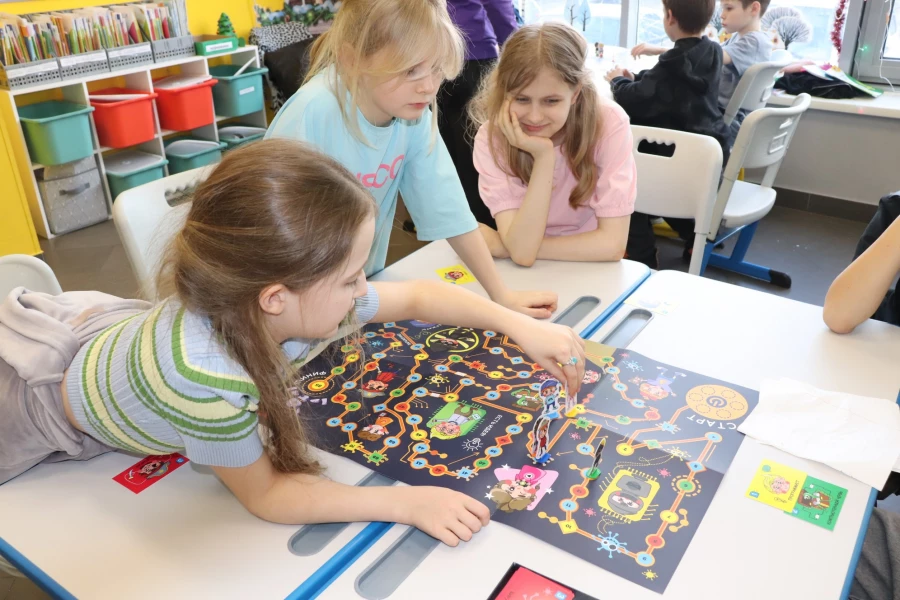 Момент игры в инженерно-техническом центре СТЕМГРАДъ.