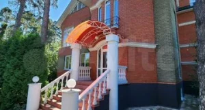 «Кукольный» коттедж с маленьким домиком продается в Барнауле за 130 млн рублей.