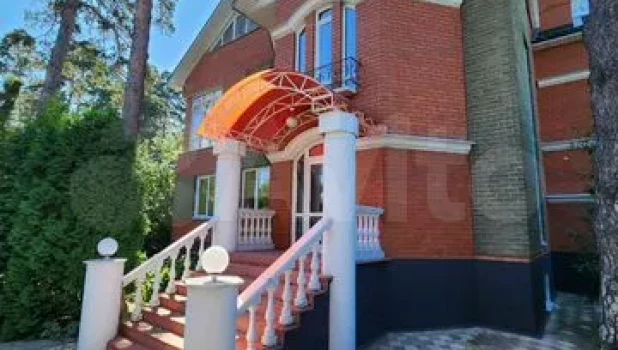 «Кукольный» коттедж с маленьким домиком продается в Барнауле за 130 млн рублей.