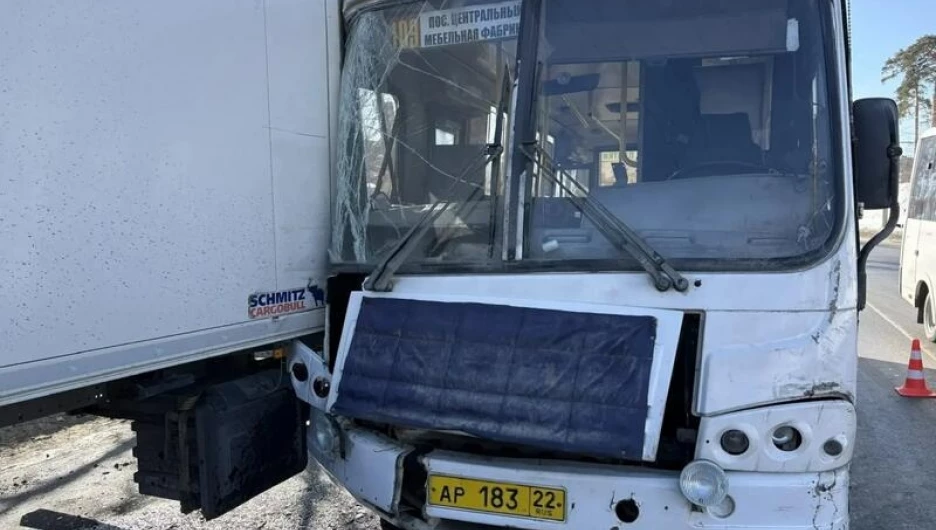 ДТП с участием автобуса и грузовика