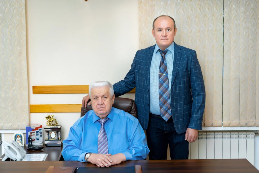 Генеральный директор Алтайского трансформаторного завода А. А. Карлов и его первый заместитель С. А. Карлов.