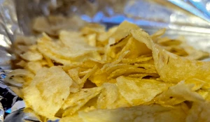 Чипсы.