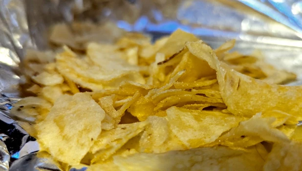 Чипсы.