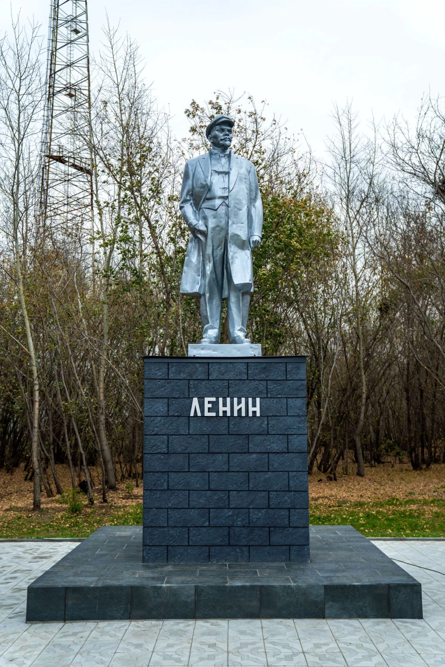 Памятник В. И. Ленину в с. Усть-Мосиха Ребрихинского района Алтайского края после его реконструкции на спонсорскую помощь от Алтайского трансформаторного завода (2025 г.).