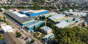 Территория Алтайского трансформаторного завода летом (вид сверху).