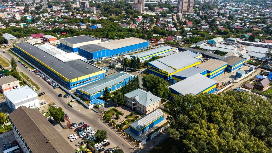 Территория Алтайского трансформаторного завода летом (вид сверху).