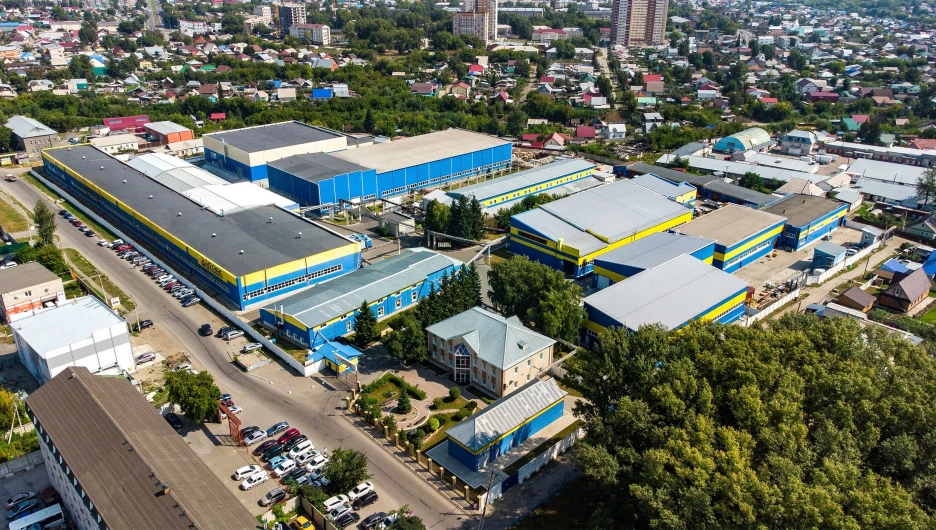 Территория Алтайского трансформаторного завода летом (вид сверху).