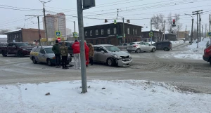 В центре Барнаула в ДТП столкнулись две легковушки.