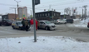 В центре Барнаула в ДТП столкнулись две легковушки.
