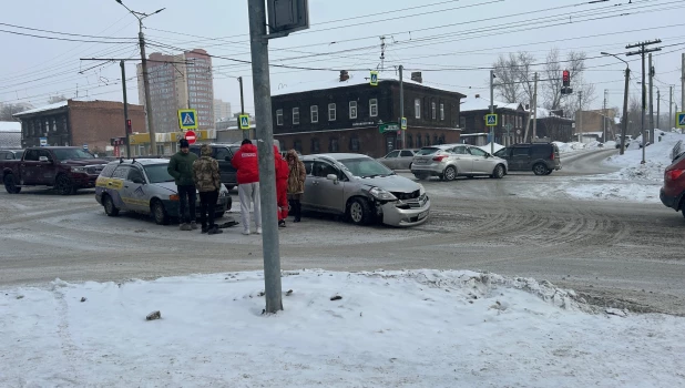 В центре Барнаула в ДТП столкнулись две легковушки.