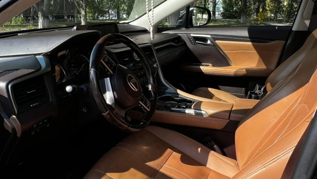 Lexus RX350 продают в Барнауле.