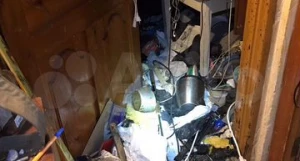 Заваленную хламом двушку продают за 3 млн рублей в Барнауле.