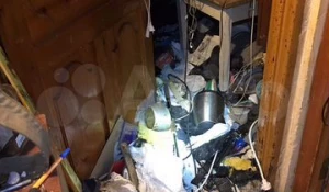 Заваленную хламом двушку продают за 3 млн рублей в Барнауле.