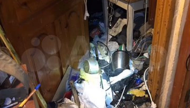 Заваленную хламом двушку продают за 3 млн рублей в Барнауле.