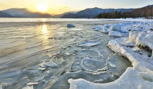 Ледяная мозаика на Телецком озере.