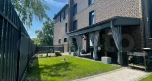 Строгий снаружи, но нежный внутри таунхаус продают в Барнауле за 29 млн рублей.