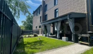 Строгий снаружи, но нежный внутри таунхаус продают в Барнауле за 29 млн рублей.