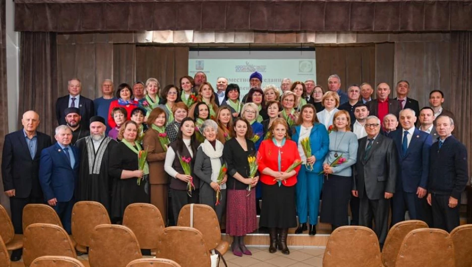Выездное совместное пленарное заседание Общественной палаты города и Совета женщин при главе Барнаула.