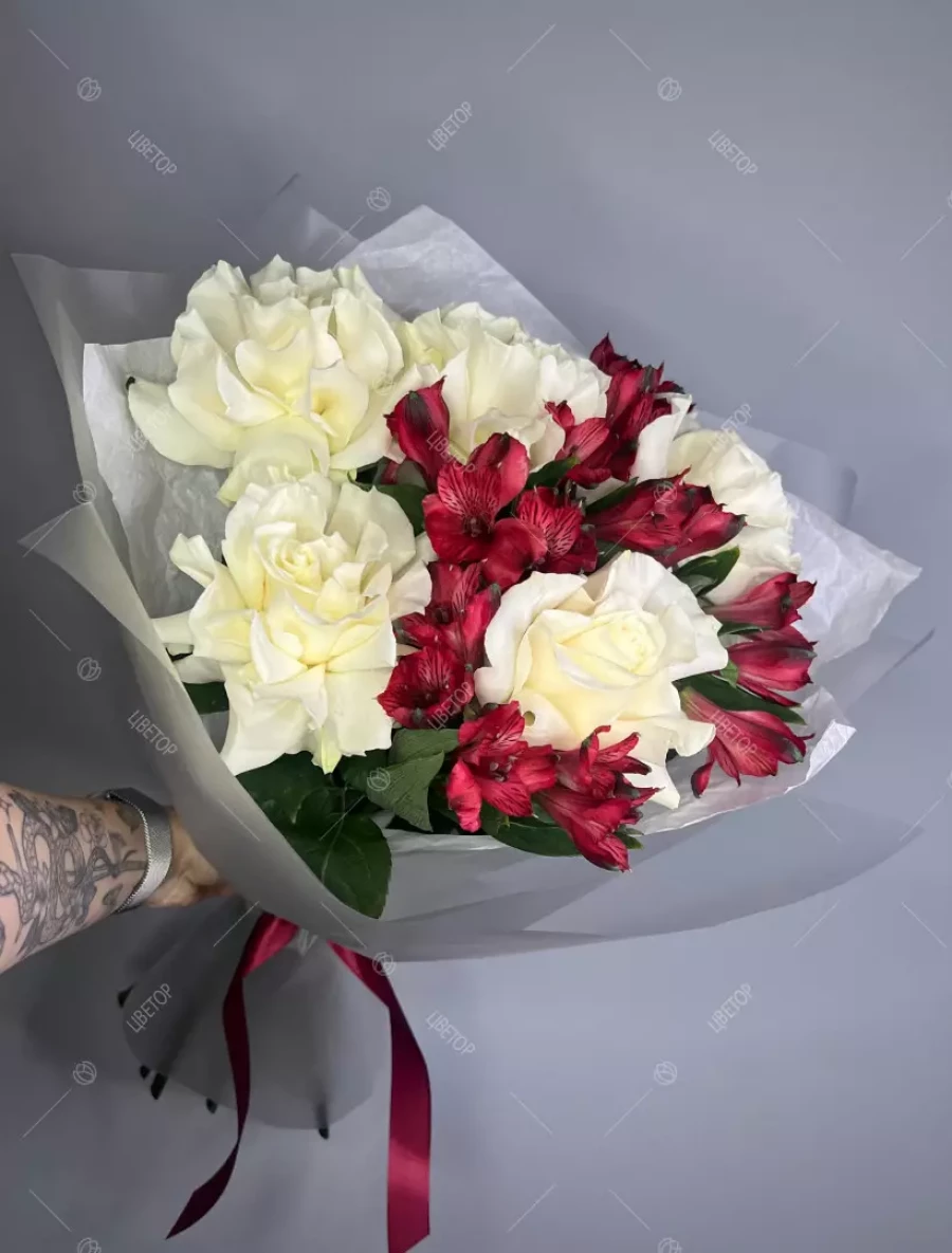 Дуобукет с красной альстромерией и французской розой, 2 850 рублей.