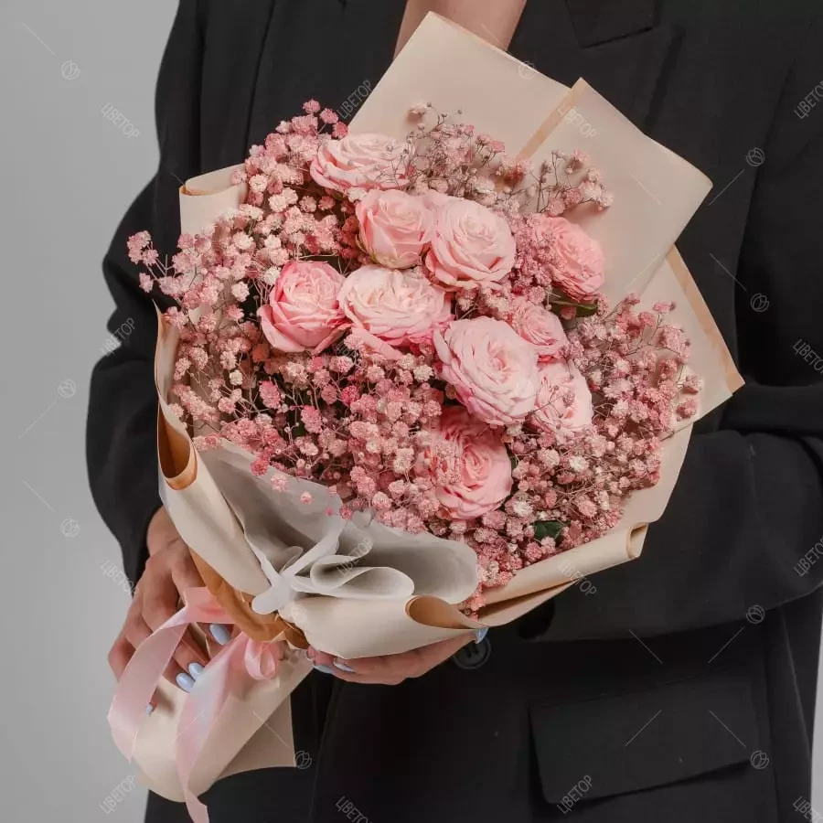 Букет с гипсофилами и розами, 3 690 рублей.