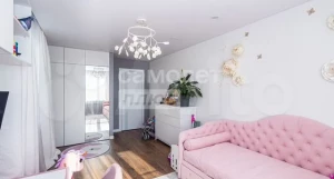 Нежную трехкомнатную квартиру за 12,7 млн рублей продают в Барнауле.