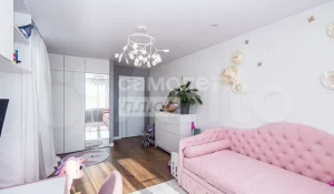 Нежную трехкомнатную квартиру за 12,7 млн рублей продают в Барнауле.