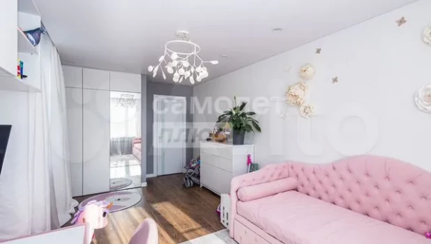 Нежную трехкомнатную квартиру за 12,7 млн рублей продают в Барнауле.