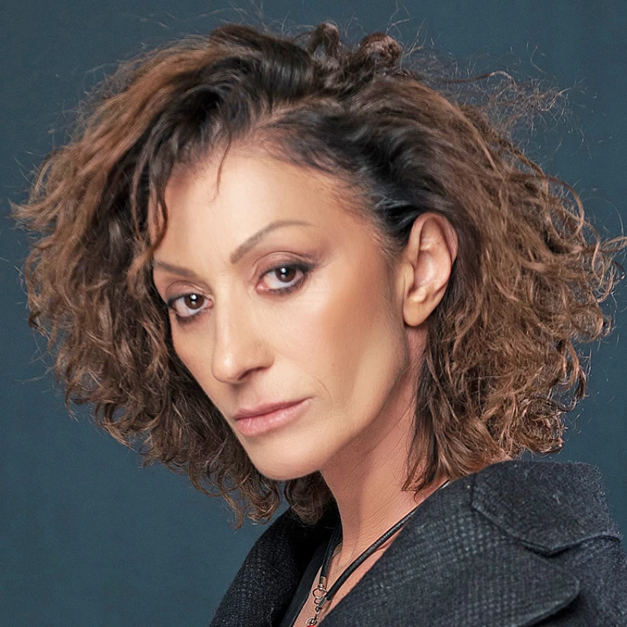 Анжела Гома утверждает, что начала слышать голоса умерших после домашнего насилия, в результате которого оглохла на одно ухо. С детства страдала лунатизмом, умела видеть души покойников и говорила странные вещи.