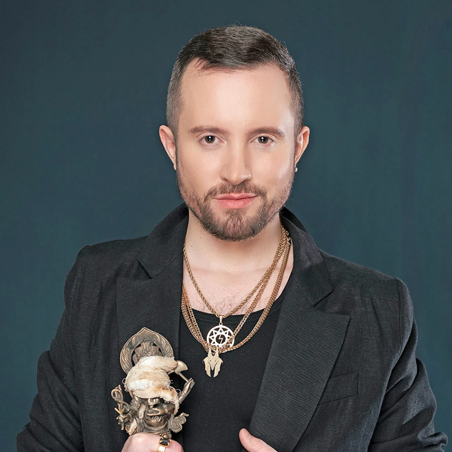 Артем Бесов (необычная фамилия у него с рождения, это не псевдоним) прожил девять лет в затворничестве после гибели возлюбленный Илоны Новоселовой, финалистки седьмого сезона. Артём пришел на "Битву", чтобы повторить путь своей возлюбленной - он уверен, что дойдёт до финала.