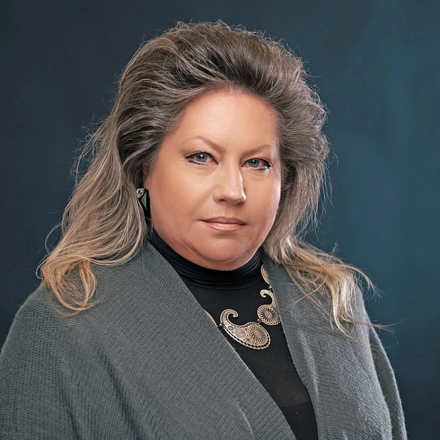 Лариса Шеина заявляет, что обучала финалиста прошлого сезона Александра Сакова колдовству. После успеха воспитанника она сама захотела попробовать сняться в «Битве экстрасенсов».