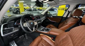 В Барнауле продают BMW X7.