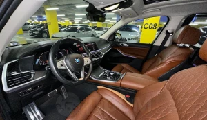 В Барнауле продают BMW X7.